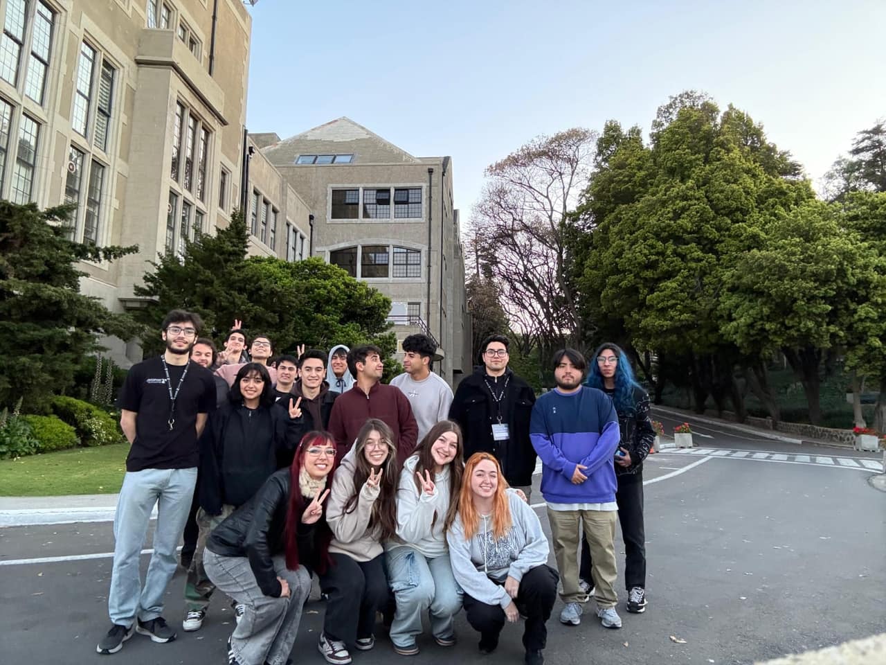 Integrantes del equipo PUCV posando en grupo frente al edificio universitario durante IEEEXtreme 18.0